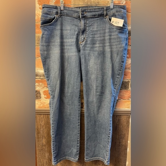 Lee Plus Jeans, Women’s, Relaxed Fit, Straight Leg Mid Rise Jeans, Size 18P - Picture 1 of 2